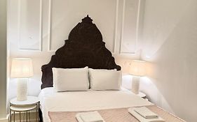 Quarto Com Banheiro Privativo Na Baixa